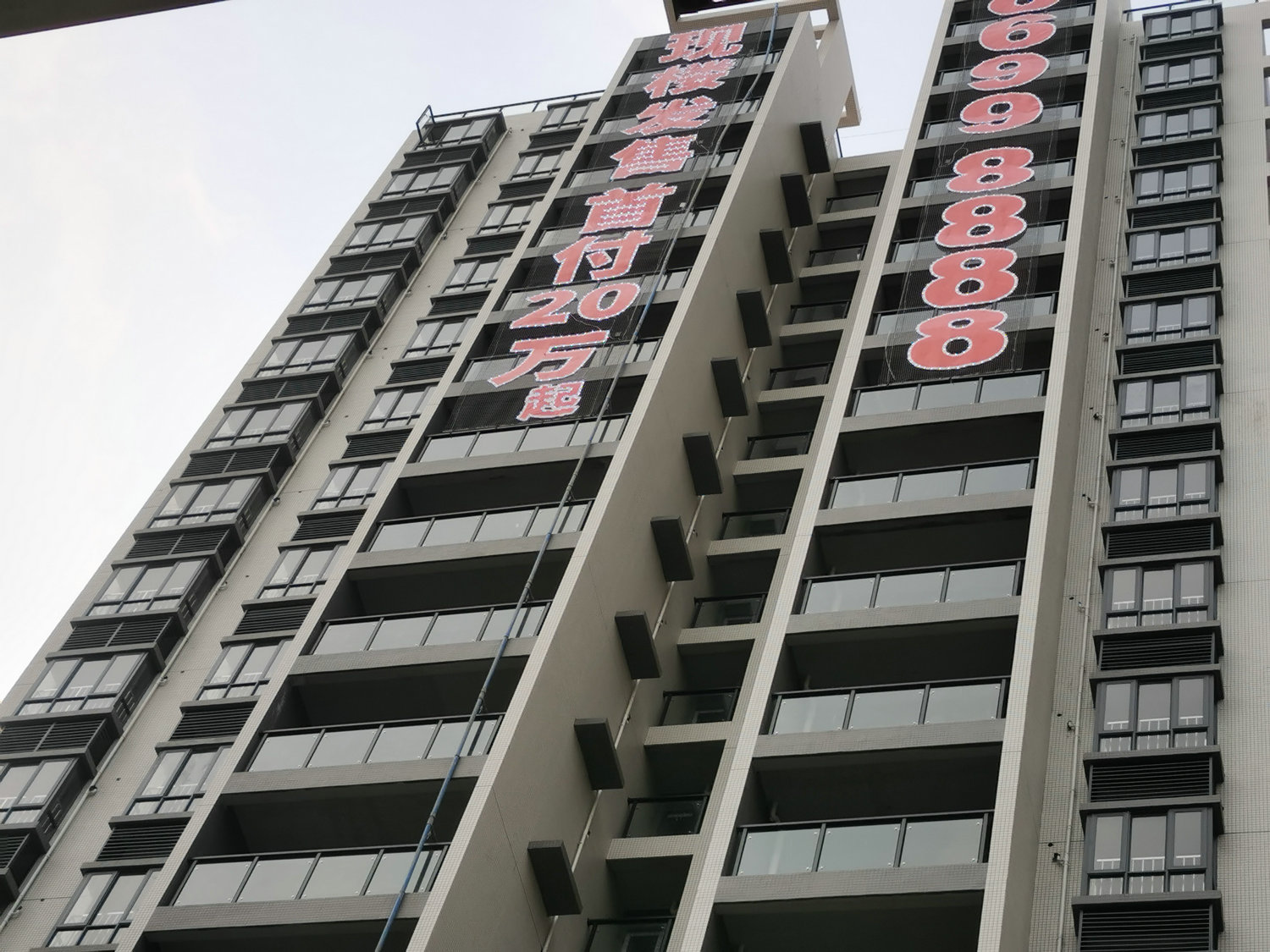 大樓外墻發(fā)光字_掛網(wǎng)燈飾字